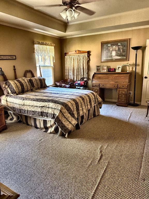 9031 Mallard Way, Larue, TX 75770 Tray ceiling featuring an integrated center-mounted light fixture with frosted glass shades