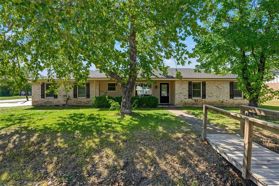 Property photo for 900 N Bunker Drive, Robinson, TX