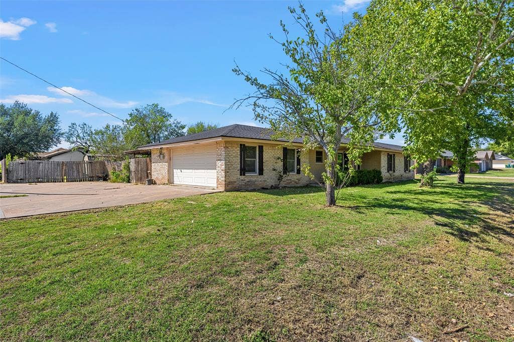 900 N Bunker Drive, Robinson, TX 76706 900 N Bunker Drive, Robinson, TX 76706