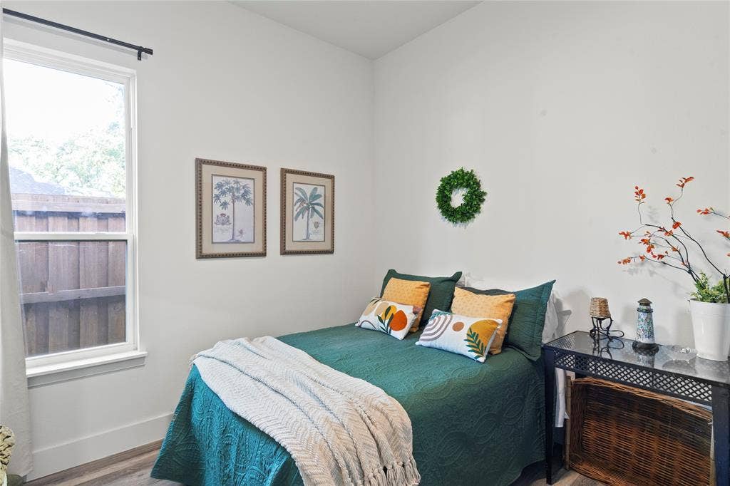 6113 Ottawa Trail, Mabank, TX 75156 Neutral-toned room featuring a single-hung window with a dark metal curtain rod and wood-finish flooring