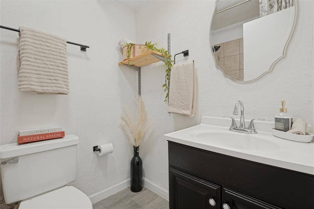 332 Fm 1493, Waxahachie, TX 75167 Hall Bathroom