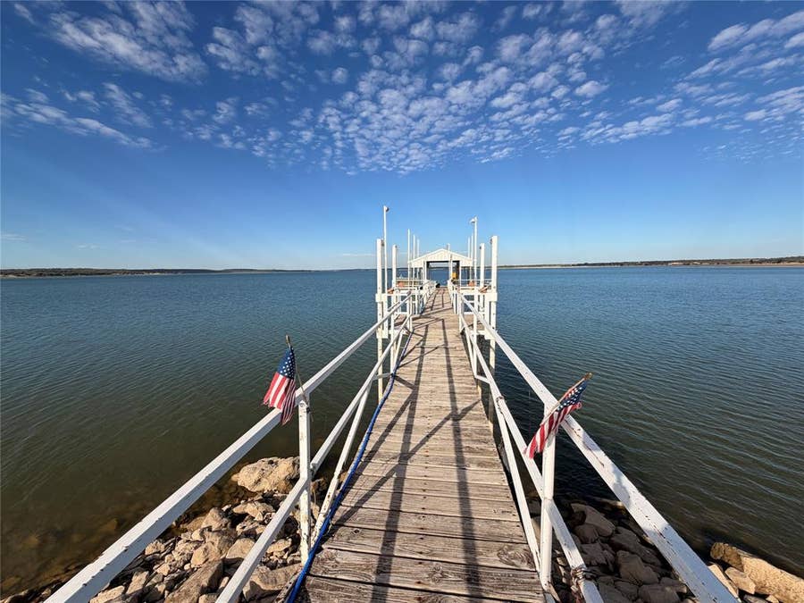 Property photo for 334 Lakeshore Drive, Runaway Bay, TX