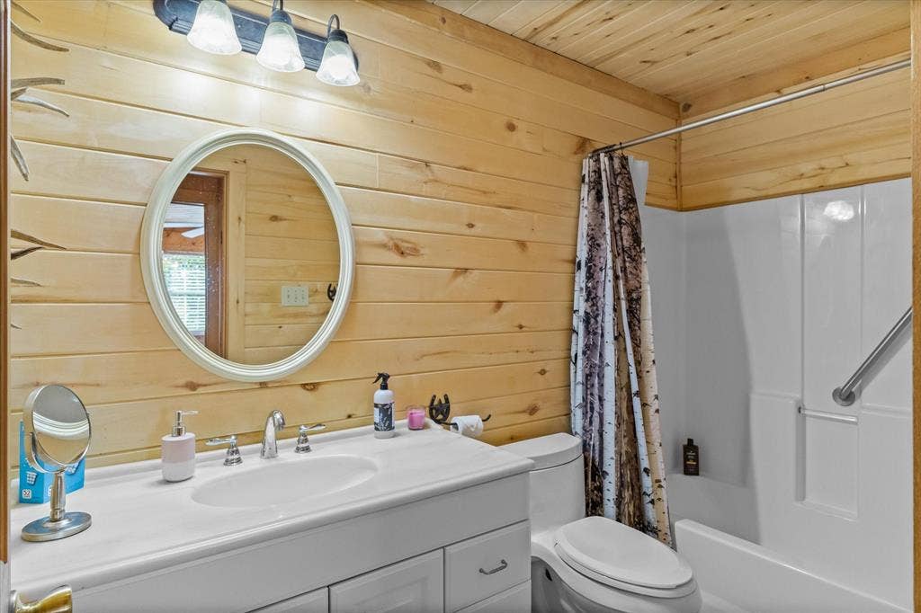 15993 County Road 4059, Kemp, TX 75143 Corian counters and tub shower in the hall bathroom
