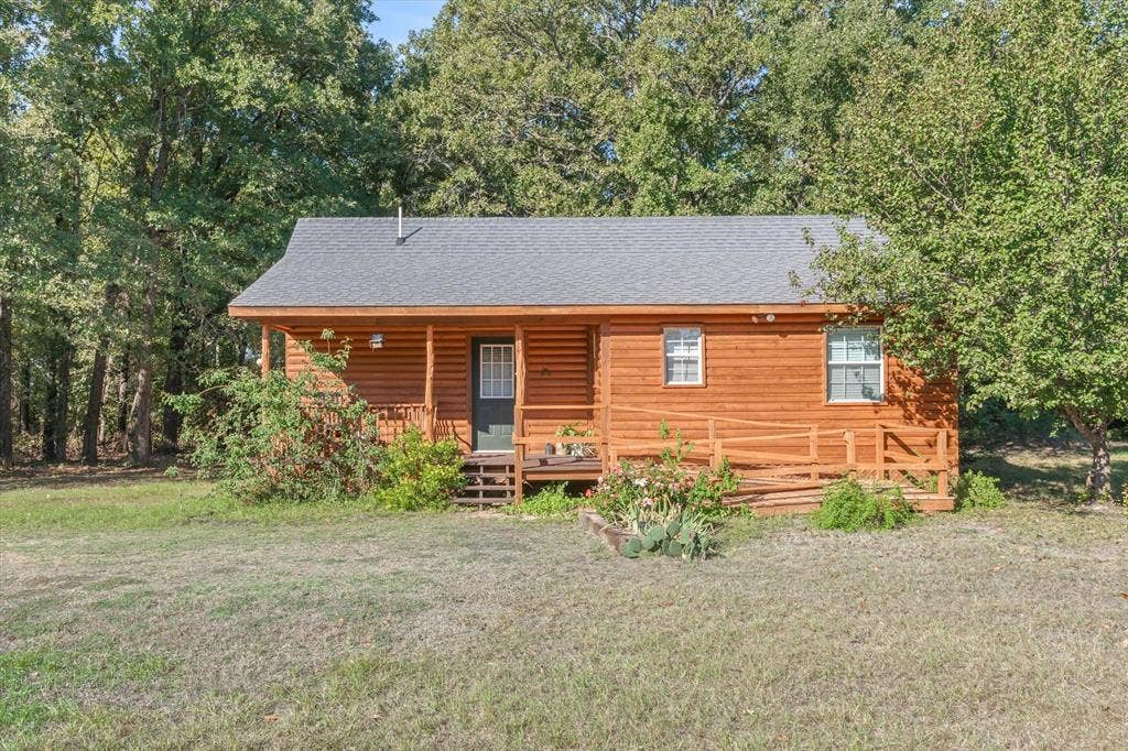 15993 County Road 4059, Kemp, TX 75143 Well maintained and cared for
