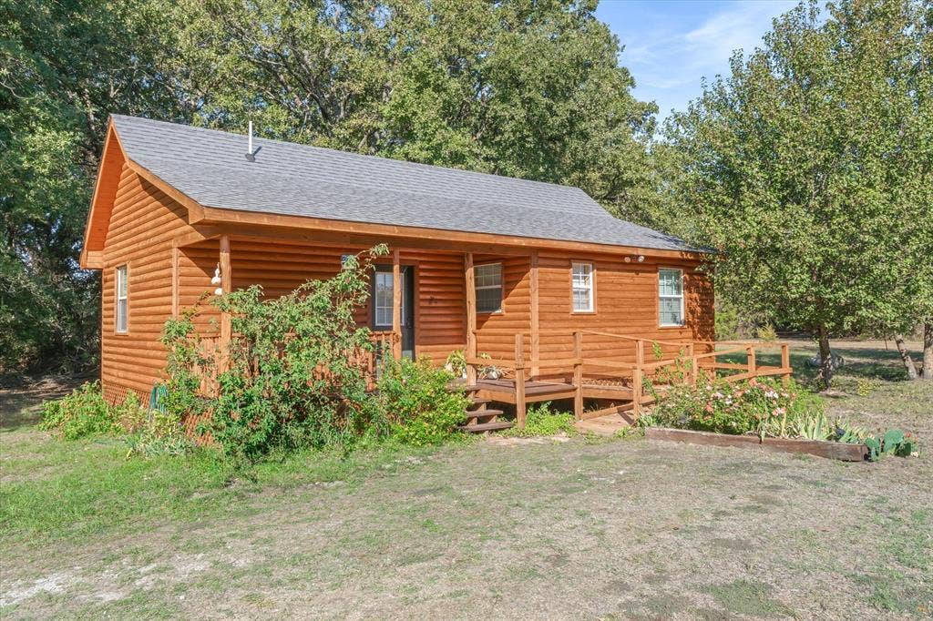 15993 County Road 4059, Kemp, TX 75143 Recently stained and built in 2008
