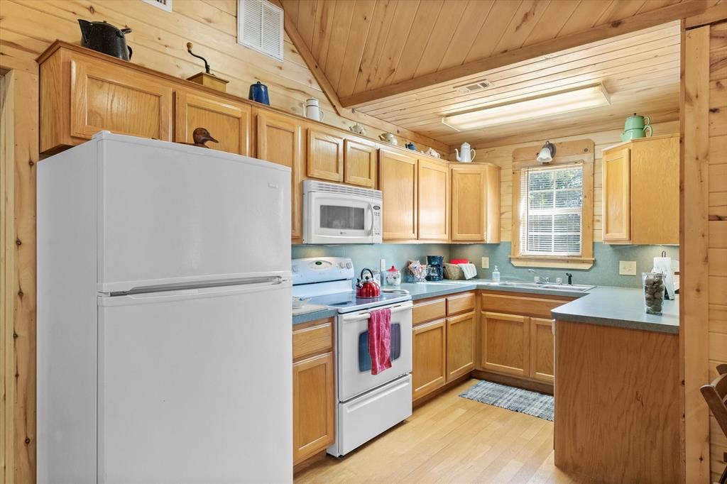 15993 County Road 4059, Kemp, TX 75143 Full kitchen with everything you need including a kitchen sink window
