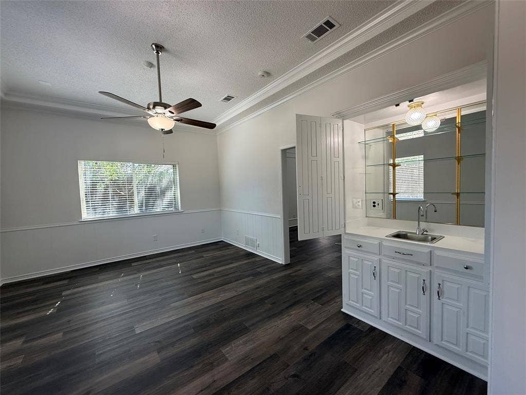 13234 Deer Run Trail, Dallas, TX 75243 Family room with wet bar off of kitchen and living room