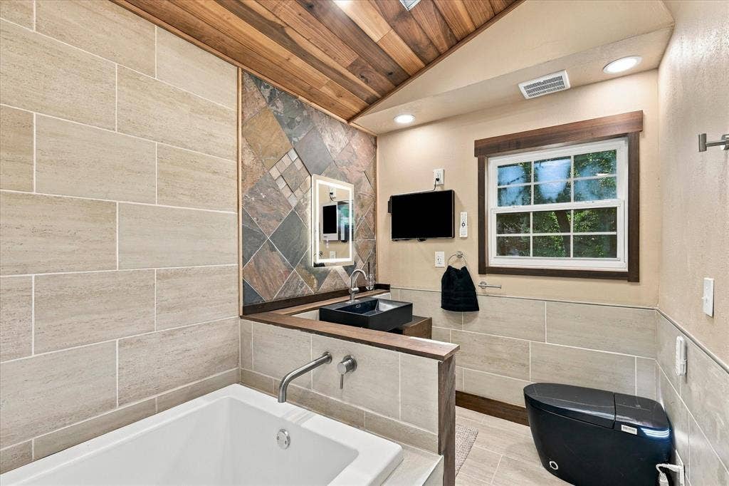 7638 Royal Lane, Dallas, TX 75230 7638 Royal Lane, Dallas, TX 75230