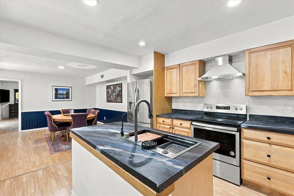 7638 Royal Lane, Dallas, TX 75230 7638 Royal Lane, Dallas, TX 75230