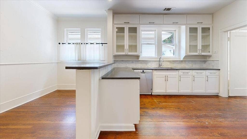 826 Cedar Hill Avenue, Dallas, TX 75208