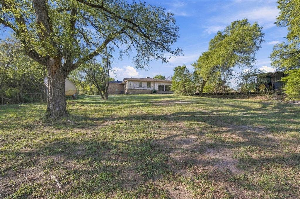 830 Truman Circle, Lancaster, TX 75146 Looking to the back of the home