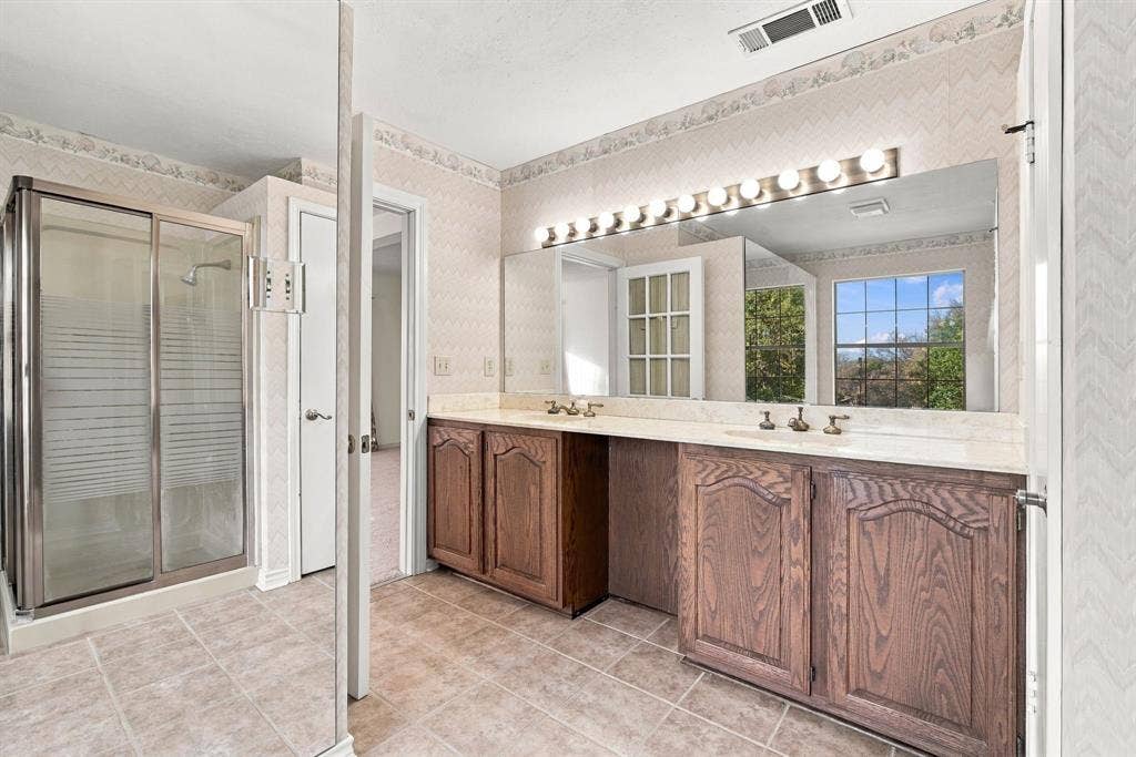830 Truman Circle, Lancaster, TX 75146 Double vanities