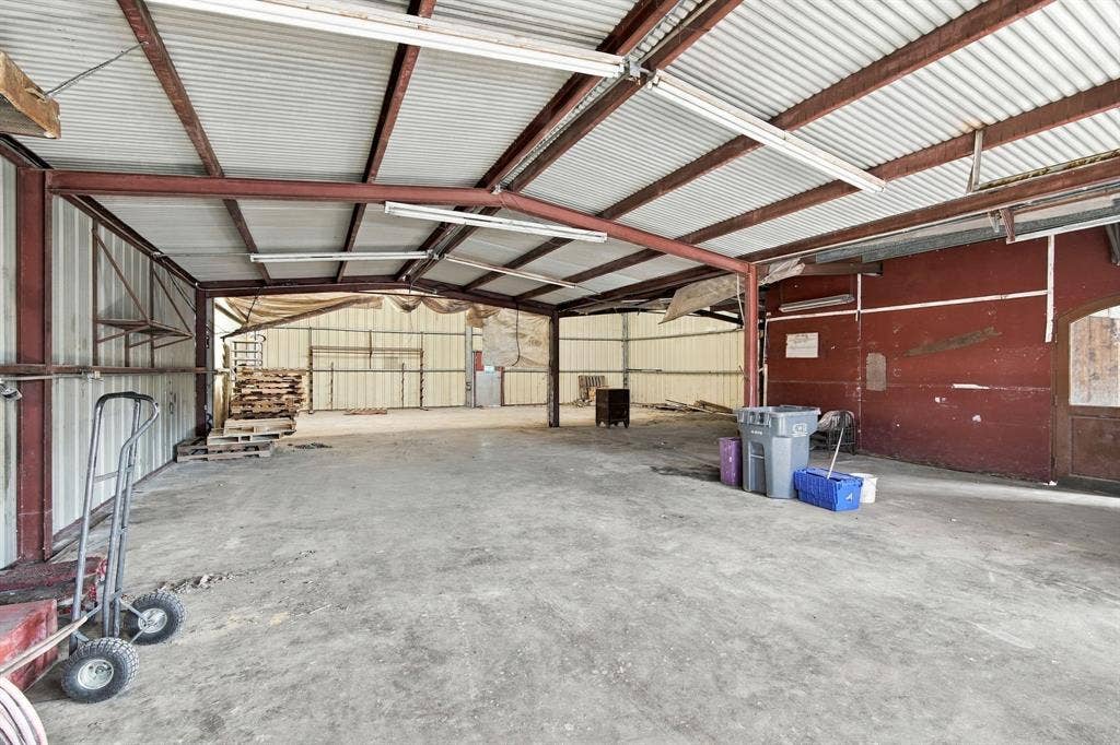 830 Truman Circle, Lancaster, TX 75146 Front of workshop, with offices to the left. Back of workshop has up to 17' ceiling