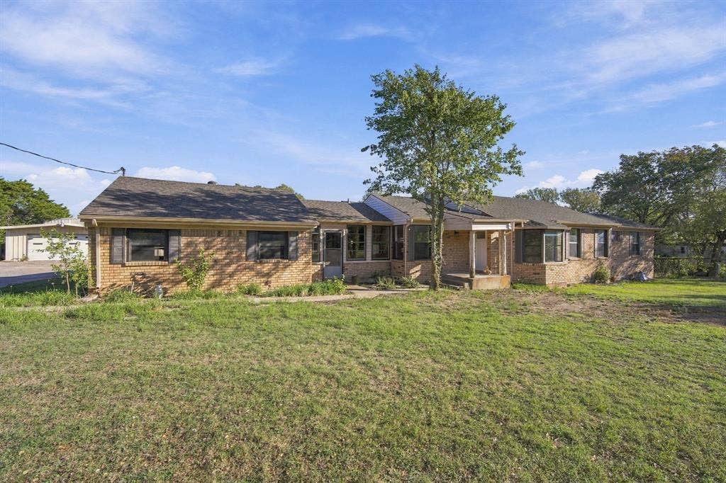 830 Truman Circle, Lancaster, TX 75146 Front of home