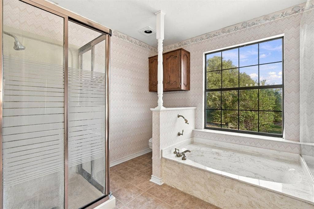 830 Truman Circle, Lancaster, TX 75146 Separate shower and garden tub