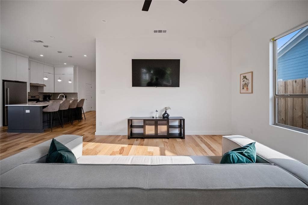 1350 Strickland Street, Dallas, TX 75216 1350 Strickland Street, Dallas, TX 75216