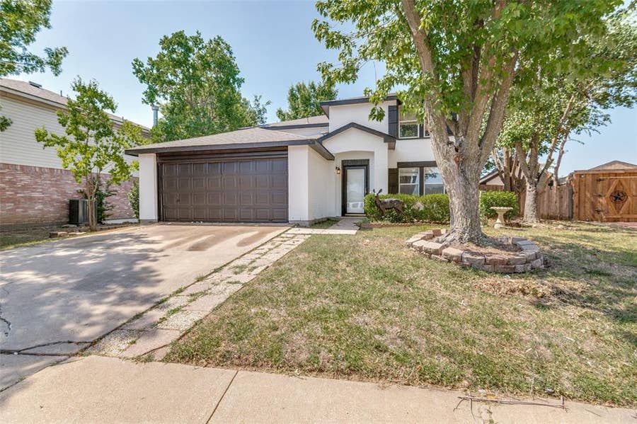Property photo for 1122 Mazourka Drive, Arlington, TX