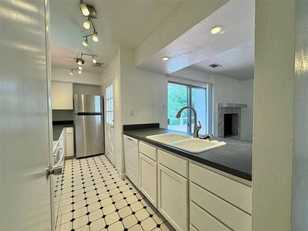 4347 Dickason Avenue, #207, Dallas, TX 75219