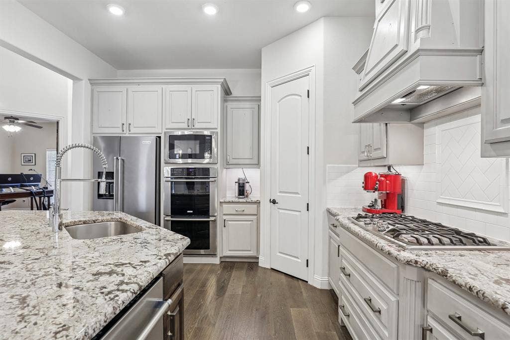 676 Princeton Way, Rockwall, TX 75087 Timeless design with updates appliances with warranties.