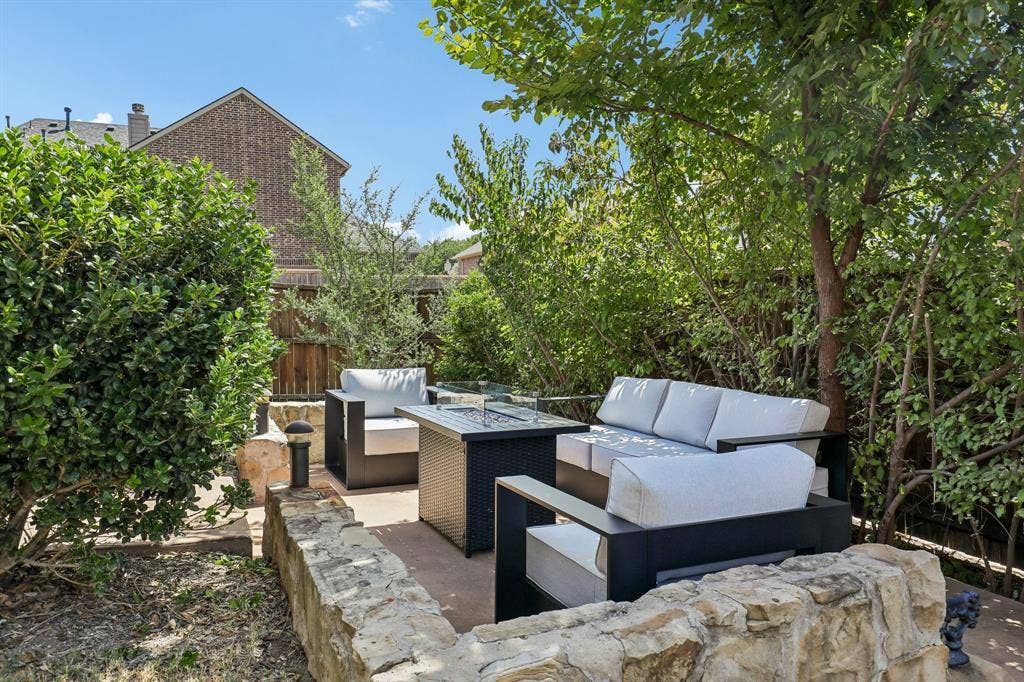 676 Princeton Way, Rockwall, TX 75087 Lower level sitting area in the back yard