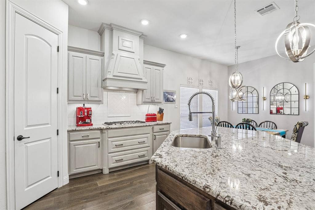 676 Princeton Way, Rockwall, TX 75087 Light and bright modern kitchen just waiting for you to prepare meals.