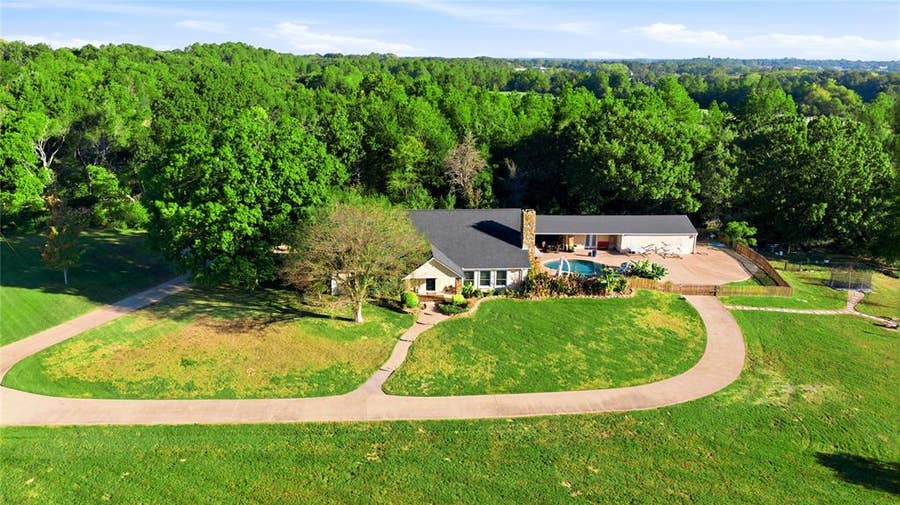 Property photo for 1001 Rolling Drive, Athens, TX