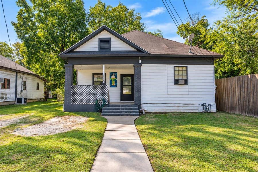 Property photo for 307 N Douglas Avenue, Cleburne, TX
