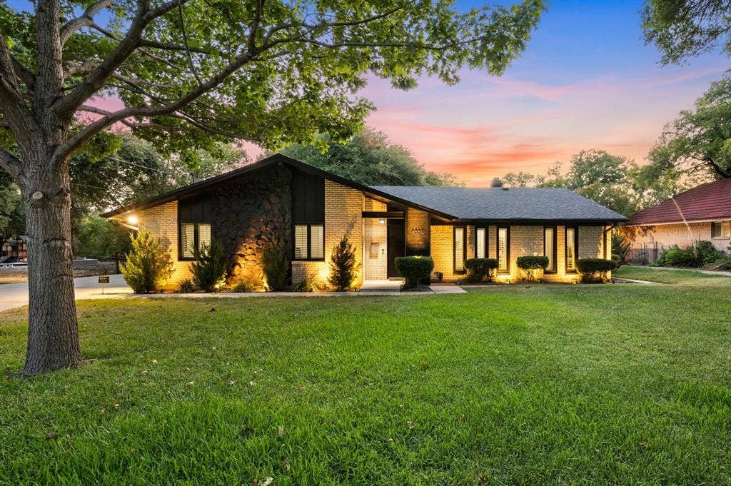 8559 S Mediterranean Circle, Dallas, TX 75238 8559 S Mediterranean Circle, Dallas, TX 75238
