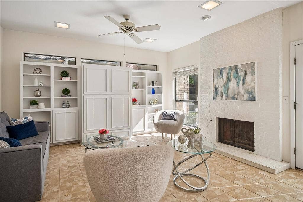 2926 N Saint Andrews Drive, Richardson, TX 75082 The family room is open to the kitchen providing an open concept to the home layout. The built-ins provide a nice display and also has a gas log fireplace brining a feeling of warmth into the room.