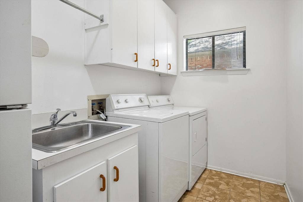 2926 N Saint Andrews Drive, Richardson, TX 75082 Spacious laundry room with a sink, plenty of storage with connections to full-size washer and dryer and room for a refrigerator. The appliance stay with the sale of the home.