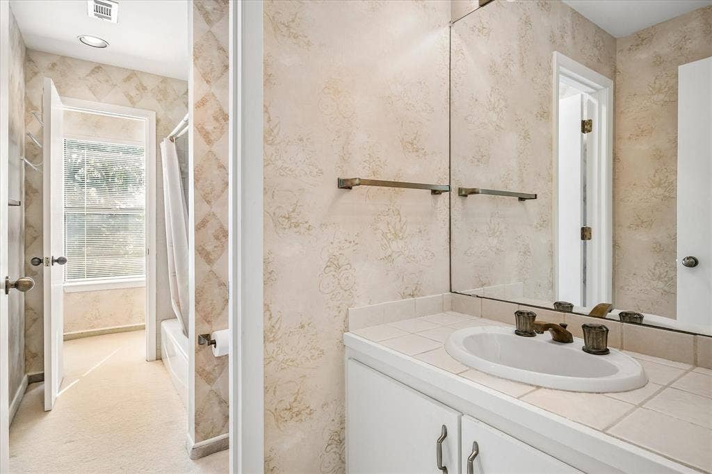 2926 N Saint Andrews Drive, Richardson, TX 75082 The full bath serving the bedrooms upstairs has dual vanities and a tub/shower combo.
