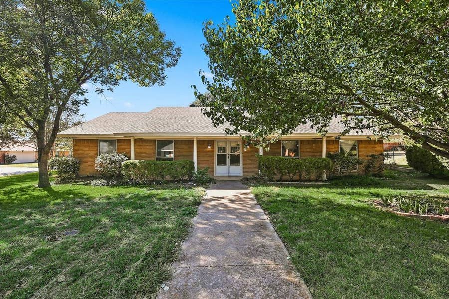 Property photo for 145 Hillside Lane, DeSoto, TX