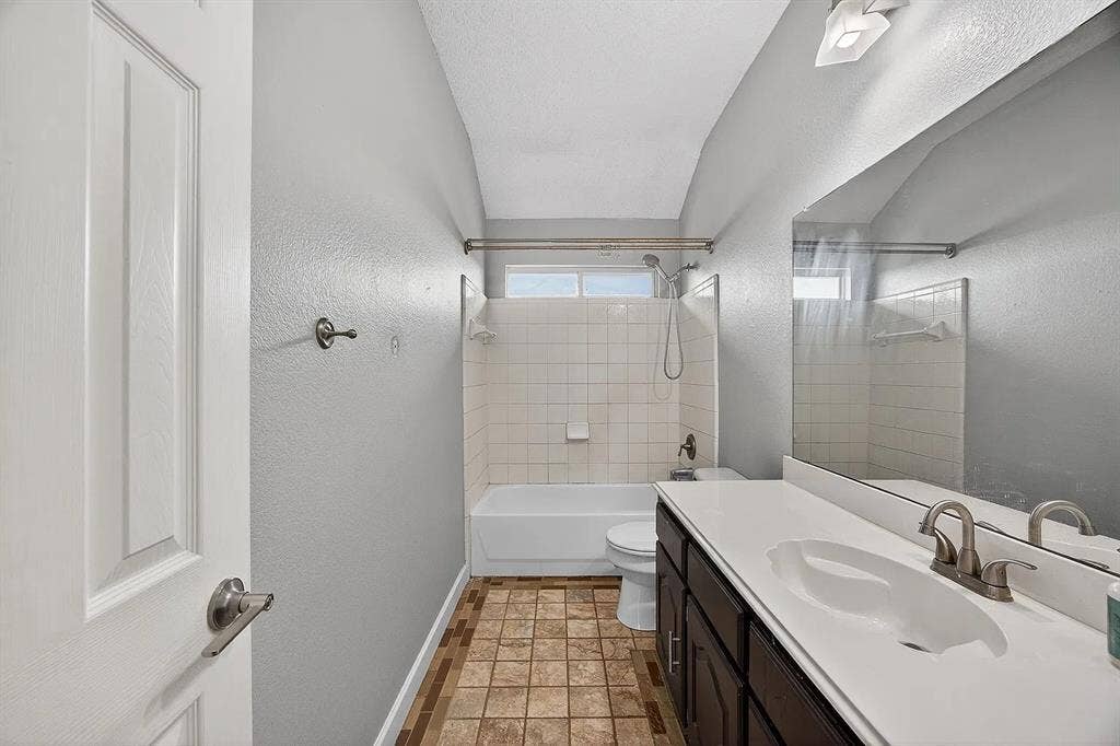 2233 San Simeon Drive, Mesquite, TX 75181 2233 San Simeon Drive, Mesquite, TX 75181