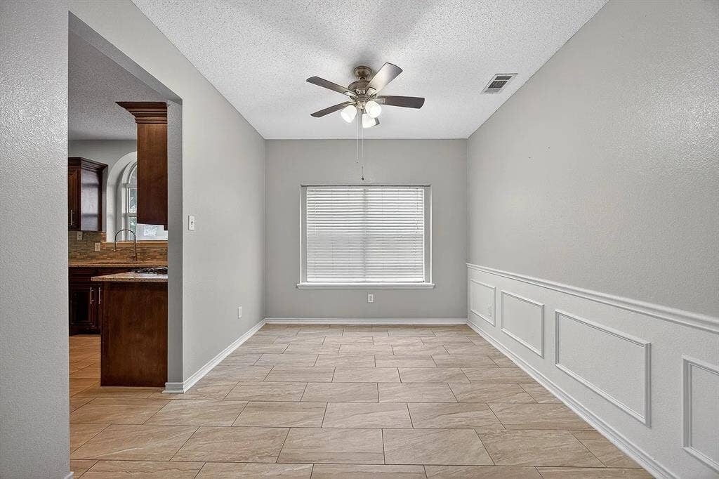 2233 San Simeon Drive, Mesquite, TX 75181 2233 San Simeon Drive, Mesquite, TX 75181
