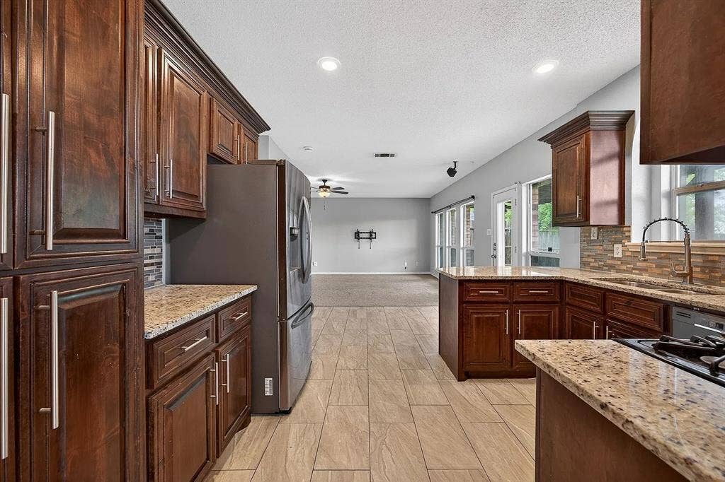 2233 San Simeon Drive, Mesquite, TX 75181 2233 San Simeon Drive, Mesquite, TX 75181