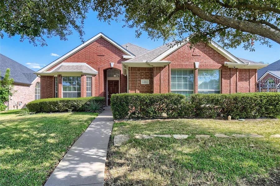 Property photo for 1208 Dover Heights Trail, Mansfield, TX