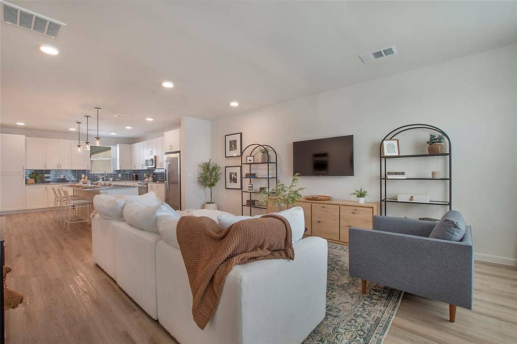 2100 Legacy Drive, #803, Plano, TX 75023 2100 Legacy Drive, #803, Plano, TX 75023