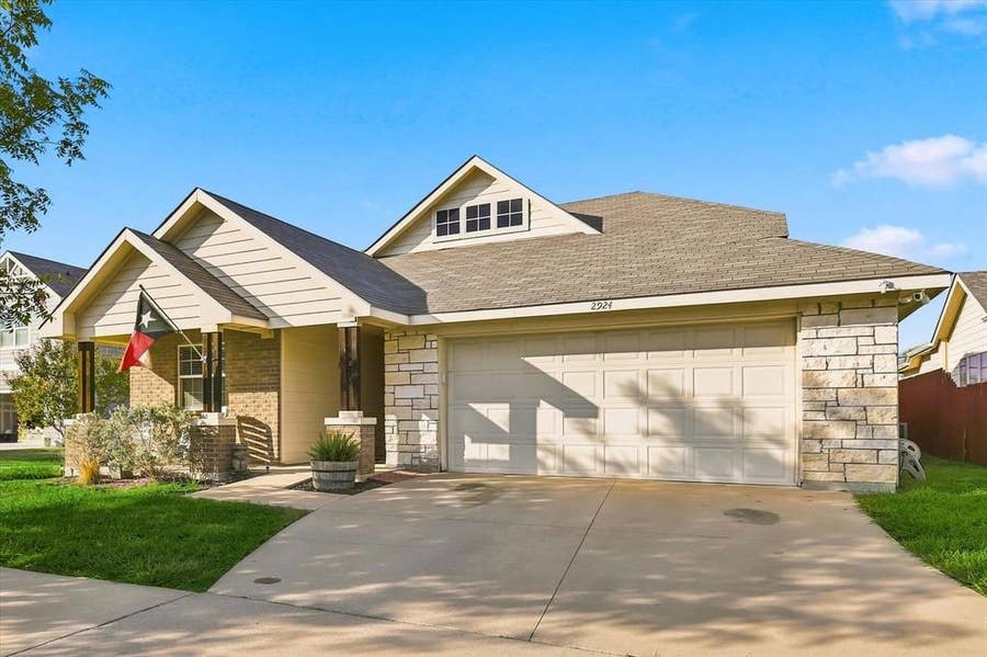 Property photo for 2924 Englefield Green, Denton, TX