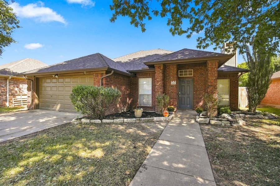 Property photo for 806 Oak Drive, Ennis, TX