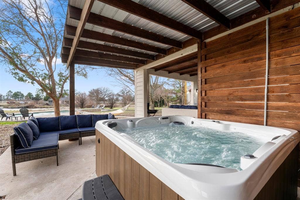 8862 County Road 4028, Kemp, TX 75143 Hot Tub