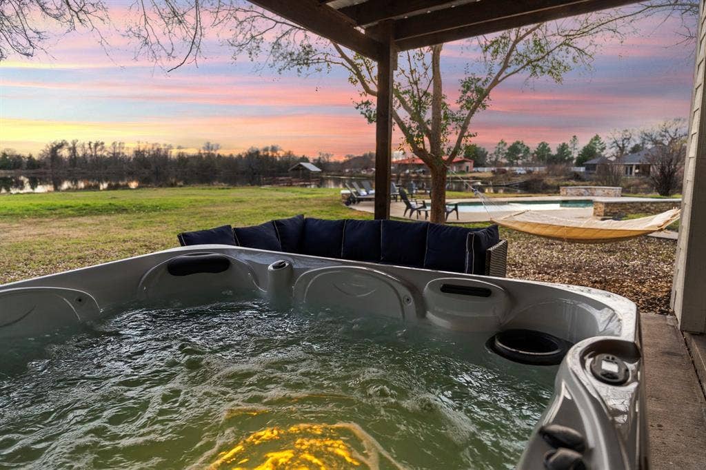 8862 County Road 4028, Kemp, TX 75143 Hot Tub