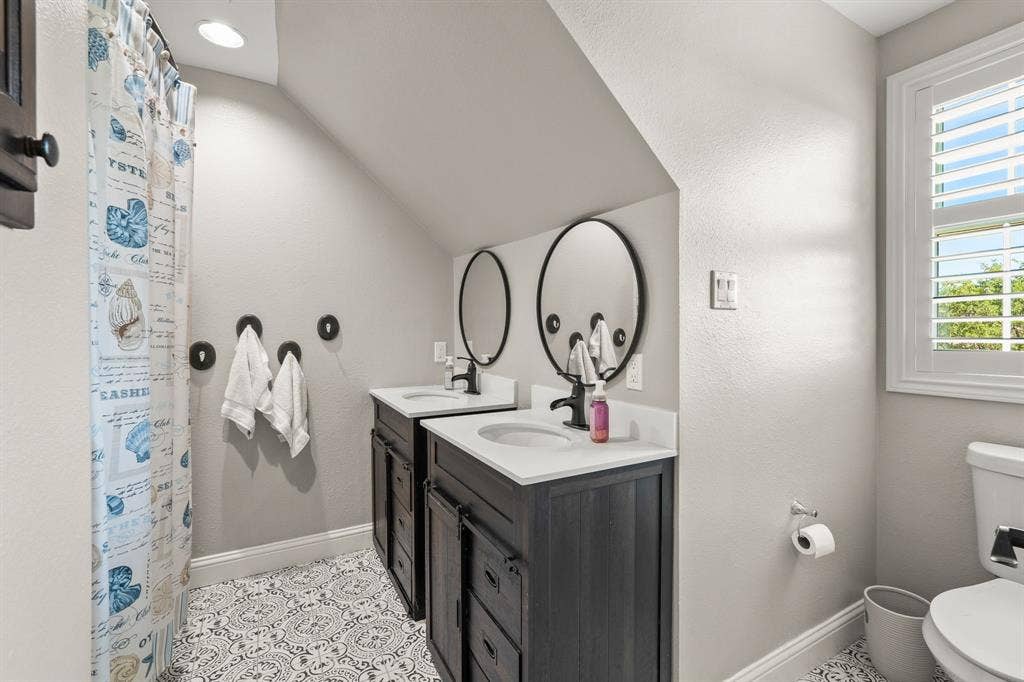 15 Brookhollow Circle, Melissa, TX 75454 Upstairs Bathroom with Double Vanities
