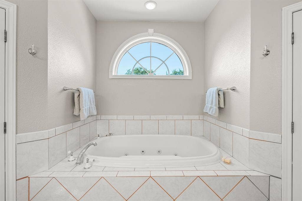 15 Brookhollow Circle, Melissa, TX 75454 Large Spa Tub