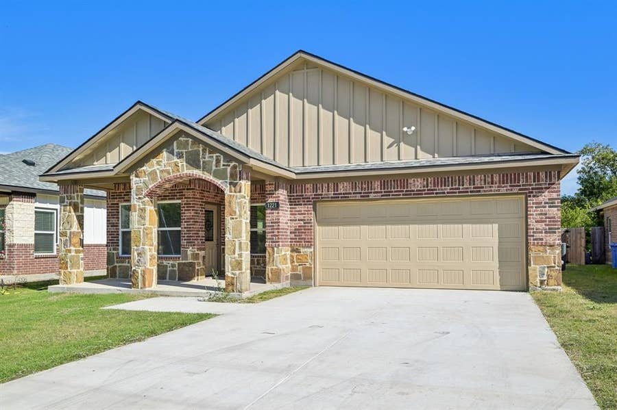 Property photo for 1221 S Rockwall Avenue, Terrell, TX