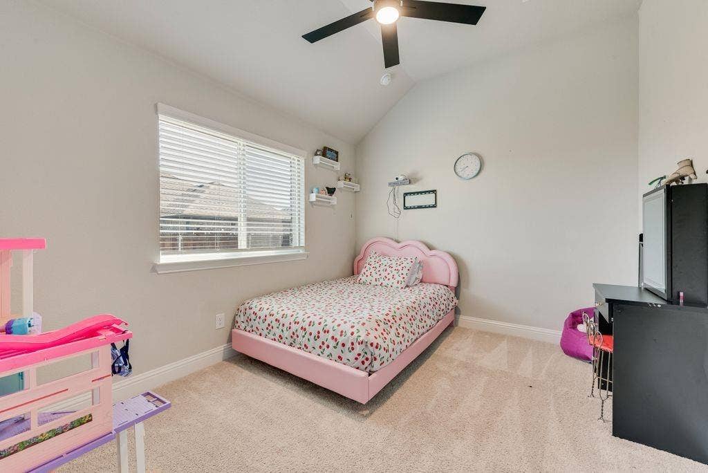 208 Shady Bank Way, Nevada, TX 75173 Vaulted ceilings, neutral wall color, wall-to-wall carpeting, horizontal window blinds, and a matte black ceiling fan with integrated lighting