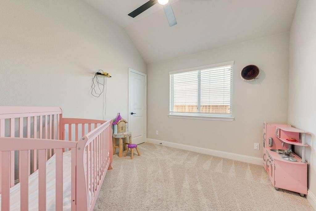 208 Shady Bank Way, Nevada, TX 75173 Vaulted ceiling featuring a ceiling fan, neutral carpeting, and a window with horizontal blinds