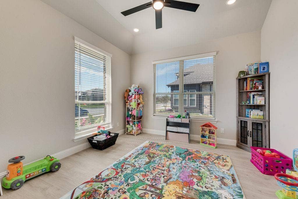 208 Shady Bank Way, Nevada, TX 75173 Vaulted ceiling featuring a matte black finish ceiling fan and recessed lighting, neutral interior paint, and wood-finish flooring