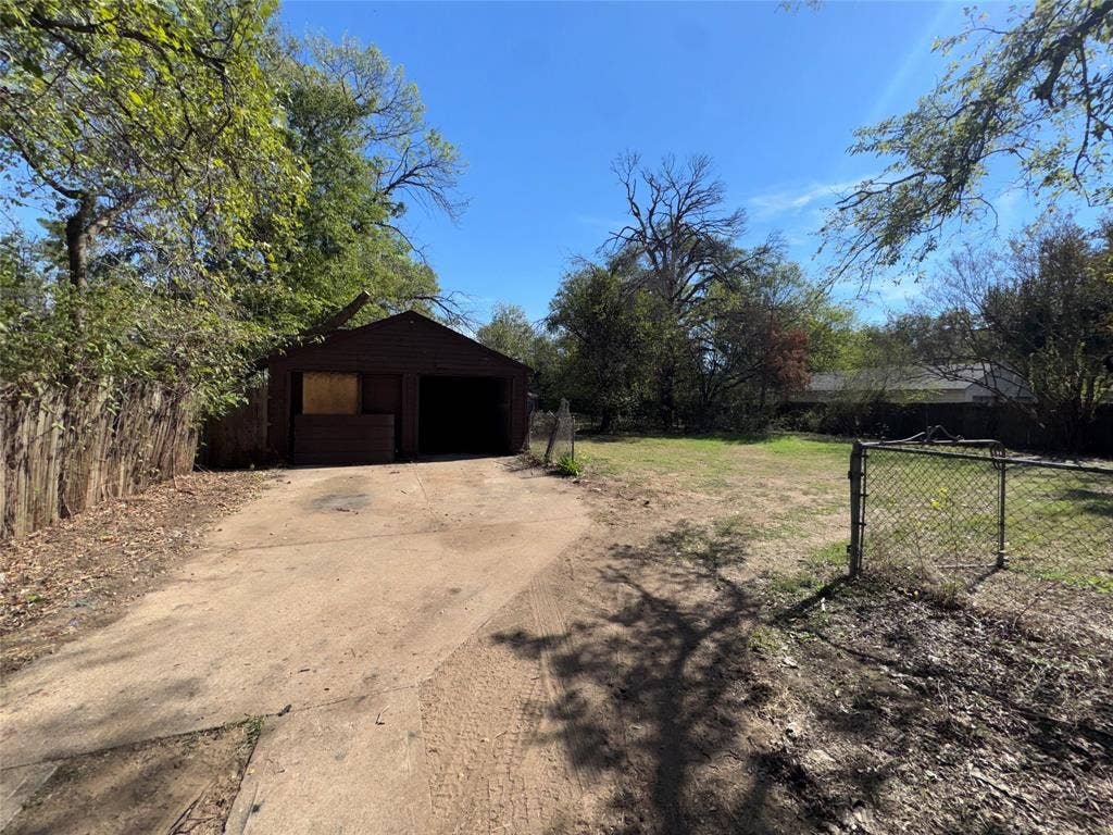 2242 Lolita Drive, Dallas, TX 75227 2242 Lolita Drive, Dallas, TX 75227