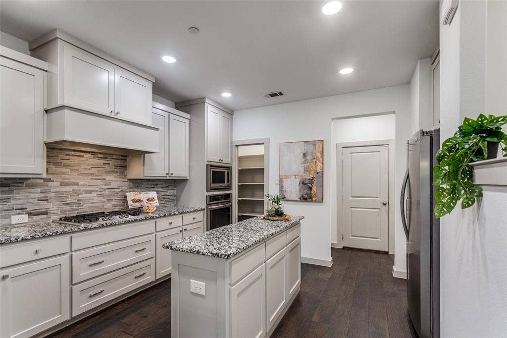 1423 Lamb Drive, Plano, TX 75075 1423 Lamb Drive, Plano, TX 75075
