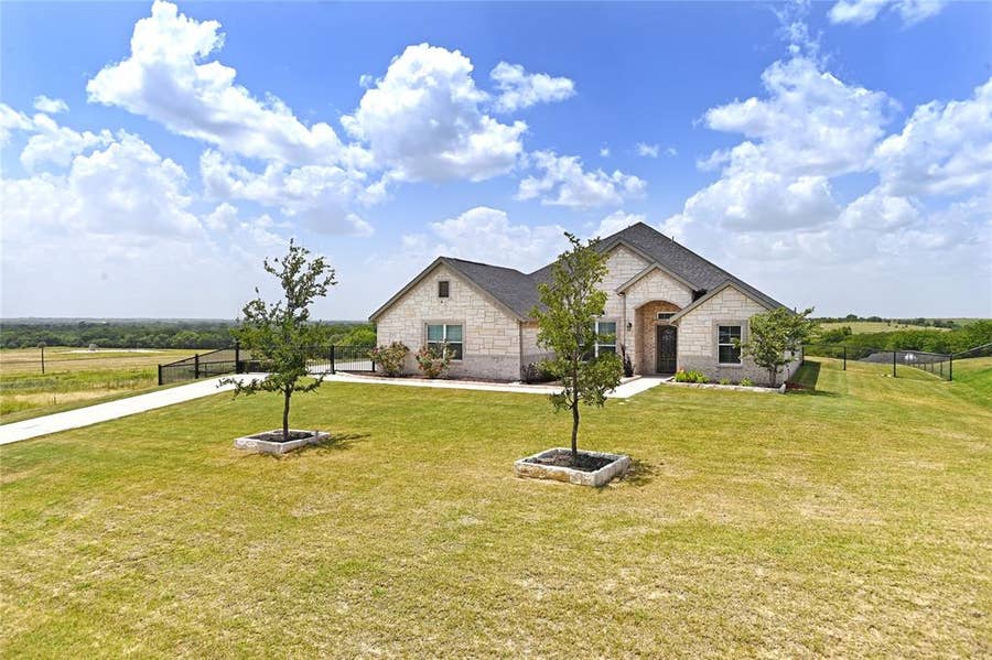 Property photo for 7409 Autumn Grove Lane, Ponder, TX